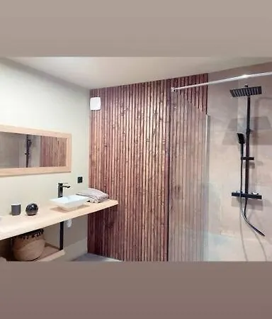 Superbe Appartement Avec Jacuzzi Et Jardin Prive Marlhes Exterior photo